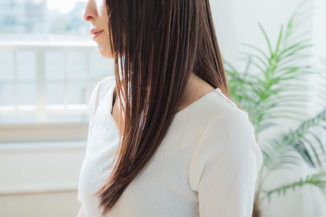 ロングヘアーでサラツヤ髪の女性の横顔