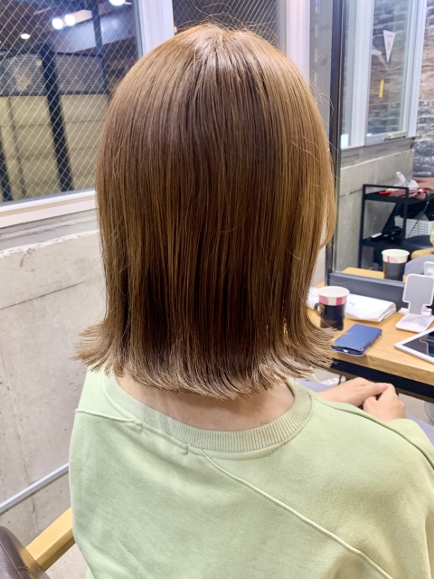 艶やかなミディアムヘアの女性の後ろ姿