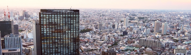 ビルが建ち並ぶ夕方の風景